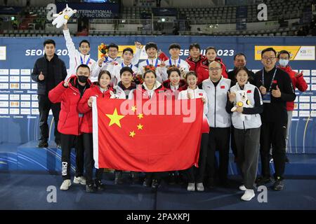 Séoul, Corée du Sud. 12th mars 2023. Team China pose après la cérémonie de remise des médailles du relais masculin 5000m aux Championnats du monde de patinage de vitesse sur piste courte de l'UIP à Séoul, Corée du Sud, 12 mars 2023. Crédit : Wang Yiliang/Xinhua/Alay Live News Banque D'Images