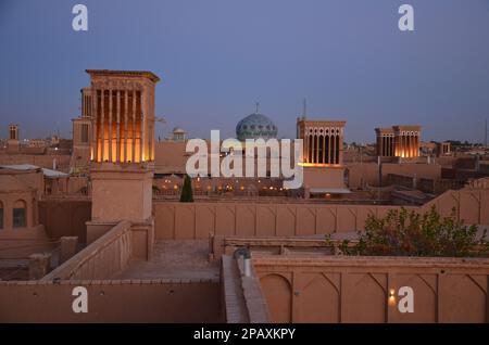 Toits, tours de vent et dôme d'une mosquée au coucher du soleil à Yazd, Iran Banque D'Images