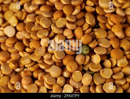 Texture de fond des pois secs jaunes. Photo de gros plan de pois secs en deux parties Banque D'Images