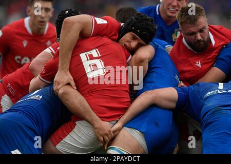 Dafydd Jenkins du pays de Galles (avec casque) dans une mêlée lors du match de rugby des six Nations entre l'Italie et le pays de Galles au Stadio Olimpico à Rome sur 11 mars, Banque D'Images