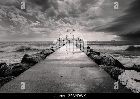 Lido di Venezia, Venise, Italie - 19 août 2023: Tempête entrante, jetée et plate-forme sur la plage au Lido di Venezia à Venise. Banque D'Images