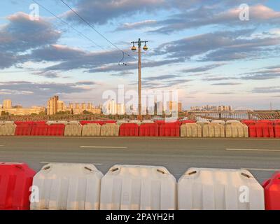 Barrières routières en plastique remplies d'eau rouge et blanche. clôtures en plastique rouge et blanc sur la route de l'autoroute, sur le périphérique de la ville moderne. r Banque D'Images