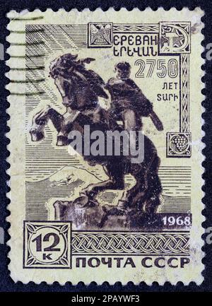 URSS - VERS 1968: Timbre-poste 12 kopeck imprimé en Union soviétique montre l'homme sur un cheval d'élevage capitale de l'Arménie - David de Sassoun monument. Po Banque D'Images