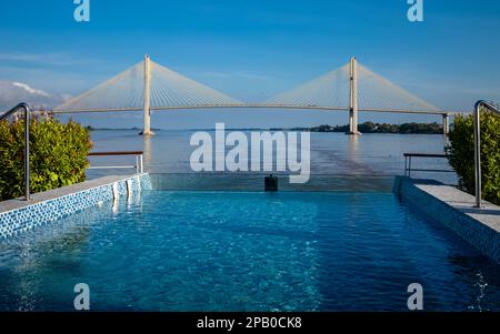 Vue sur le pont de Tsubasa à travers le Mékong dans la province de Kandal, Cambodge depuis la poupe du bateau de croisière Victoria Mekong. Banque D'Images