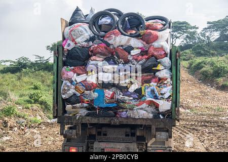 Kendari, Indonésie. 12th mars 2023. Un camion à ordures qui vient d'arriver a déversé le contenu des déchets à la décharge de Puuwatu Kendari. Le gouvernement de la ville de Kendari, par l'intermédiaire du Service de l'environnement et des forêts (DLHK), a noté une augmentation de la production de déchets dans la ville de Kendari, atteignant 290 tonnes par jour. ce chiffre a augmenté d'environ 30 tonnes par rapport à l'année précédente. Crédit : SOPA Images Limited/Alamy Live News Banque D'Images