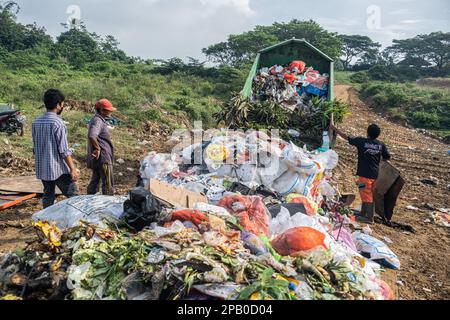 Kendari, Indonésie. 12th mars 2023. Un camion à ordures qui vient d'arriver a déversé le contenu des déchets à la décharge de Puuwatu Kendari. Le gouvernement de la ville de Kendari, par l'intermédiaire du Service de l'environnement et des forêts (DLHK), a noté une augmentation de la production de déchets dans la ville de Kendari, atteignant 290 tonnes par jour. ce chiffre a augmenté d'environ 30 tonnes par rapport à l'année précédente. Crédit : SOPA Images Limited/Alamy Live News Banque D'Images