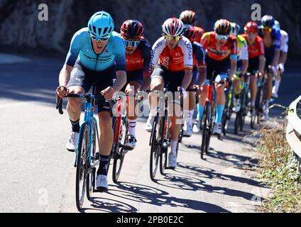 Le pack de cavaliers photographiés en action pendant la phase 8, la dernière étape de l'édition 81st de la course Paris-Nice de huit jours, 118,4km de et à Nice, France, dimanche 12 mars 2023. BELGA PHOTO DAVID PINTENS crédit: Belga News Agency/Alay Live News Banque D'Images