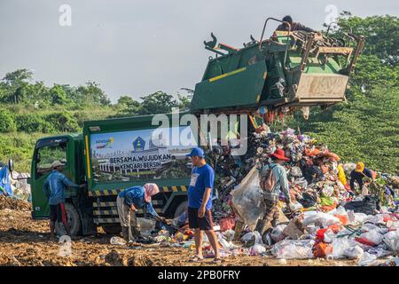 Kendari, Indonésie. 12th mars 2023. Un camion à ordures qui vient d'arriver a déversé le contenu des déchets à la décharge de Puuwatu Kendari. Le gouvernement de la ville de Kendari, par l'intermédiaire du Service de l'environnement et des forêts (DLHK), a noté une augmentation de la production de déchets dans la ville de Kendari, atteignant 290 tonnes par jour. ce chiffre a augmenté d'environ 30 tonnes par rapport à l'année précédente. (Photo par Andry Denisah/SOPA Images/Sipa USA) crédit: SIPA USA/Alay Live News Banque D'Images