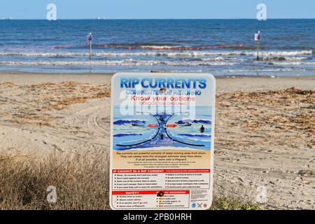 Galveston, Texas, États-Unis - février 2023 : panneau d'avertissement informant les visiteurs de la plage du danger de courants de rip dans la mer Banque D'Images