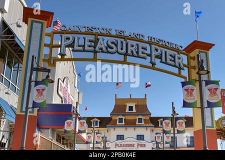 Galveston, Texas, États-Unis - février 2023 : panneau au-dessus de l'entrée de la jetée historique sur le front de mer de Galveston Banque D'Images