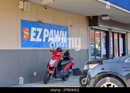 Galveston, Texas, États-Unis - février 2023 : panneau devant l'entrée de la boutique EZ Pawn Pawnbrokers près du centre-ville Banque D'Images