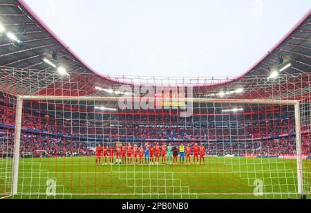 L'équipe FCB fête avec des fans: Leroy SANE, FCB 10 Jamal MUSIALA, FCB 42 Joao Cancelo, FCB 22 FCB mascotte Bernie , Maskottchen, Dayot Upametano , FCB 2 Benjamin PAVARD, FCB 5 Daley Blind, FCB 23 Joshua KIMMICH, FCB 6 FCB Leon, FCB 8 ZORSO, FCB 19 FCB 39 Thomas MUELLER, MÜLLER, FCB 25 Yann Sommer, FCB 27 gardien de but Sadio Mane (FCB 17) Josip STANICIC, FCB 44 Noussair Mazraoui, FCB 40 Matthijs de Ligt, FCB 4 Ryan Gravenberch, FCB 38 après le match FC BAYERN MUENCHEN - FC AUGSBURG football League on 5-3 1 mars 11.German 2023 à Munich, Allemagne. Saison 2022/2023, jumelage Banque D'Images