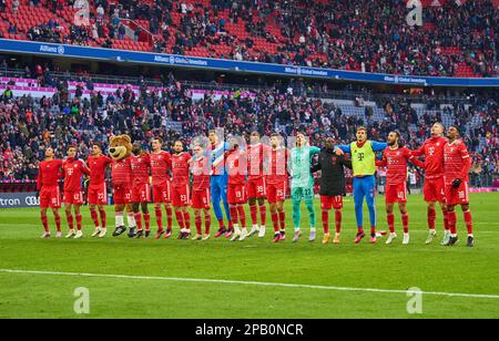 L'équipe FCB fête avec des fans: Leroy SANE, FCB 10 Jamal MUSIALA, FCB 42 Joao Cancelo, FCB 22 FCB mascotte Bernie , Maskottchen, Dayot Upametano , FCB 2 Benjamin PAVARD, FCB 5 Daley Blind, FCB 23 Joshua KIMMICH, FCB 6 FCB Leon, FCB 8 ZORSO, FCB 19 FCB 39 Thomas MUELLER, MÜLLER, FCB 25 Yann Sommer, FCB 27 gardien de but Sadio Mane (FCB 17) Josip STANICIC, FCB 44 Noussair Mazraoui, FCB 40 Matthijs de Ligt, FCB 4 Ryan Gravenberch, FCB 38 après le match FC BAYERN MUENCHEN - FC AUGSBURG football League on 5-3 1 mars 11.German 2023 à Munich, Allemagne. Saison 2022/2023, jumelage Banque D'Images