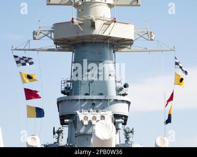 Aller à la page|123456Next Battleship USS North Carolina at Wilmington, NC. Montrant des drapeaux de bataille colorés soufflés par le vent accrochés à la tour de conning Banque D'Images