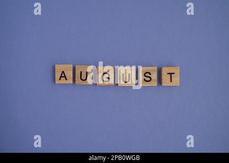 Le nom du mois d'août est écrit sur des cubes en bois isolés. Vue de dessus des blocs de bois avec des lettres Banque D'Images