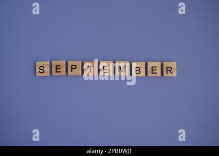 Le nom du mois de septembre est écrit sur des cubes en bois isolés. Vue de dessus des blocs de bois avec des lettres Banque D'Images