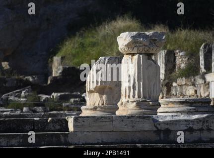 Paysage avec vue panoramique de l'ordre dorique Grand Propylaea l'entrée imposante du Sanctuaire de Demeter à Eleusis, Grèce. Banque D'Images