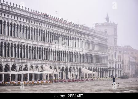 Venise, Italie - 15 novembre 2022 : tôt le matin sur la Piazza San Marco Banque D'Images