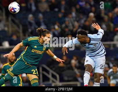 Kansas City, États-Unis. 11th mars 2023. Willy Agada (23, à droite), le défenseur de Los Angeles Galaxy, Jalen Neal (24), se défend. Match de football de ligue majeure sur 11 mars 2023 au stade Children's Mercy Park à Kansas City, Kansas, États-Unis. Photo par Tim Vizer/Sipa USA crédit: SIPA USA/Alay Live News Banque D'Images