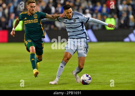 Kansas City, États-Unis. 11th mars 2023. Le milieu de terrain de Los Angeles Galaxy Tyler Boyd (11, à gauche) et le sportif de Kansas City Dániel Sallói (20) rivalisent pour le ballon. Le KC sportif a accueilli la Galaxy dans une grande ligue de football sur 11 mars 2023 au stade Children's Mercy Park à Kansas City, Kansas, États-Unis. Photo par Tim Vizer/Sipa USA crédit: SIPA USA/Alay Live News Banque D'Images