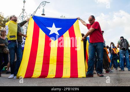 BARCELONE, ESPAGNE. 10. Octobre 2017. Les partisans de l'indépendance catalane se réunissent devant le Parlement catalan pour une épiété du président de la région Char Banque D'Images