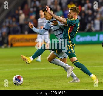 Kansas City, États-Unis. 11th mars 2023. Le milieu de terrain de Los Angeles Galaxy Tyler Boyd (11, devant) et le joueur sportif de Kansas City Dániel Sallói (20) se battent pour le ballon. Le KC sportif a accueilli la Galaxy dans une grande ligue de football sur 11 mars 2023 au stade Children's Mercy Park à Kansas City, Kansas, États-Unis. Photo par Tim Vizer/Sipa USA crédit: SIPA USA/Alay Live News Banque D'Images