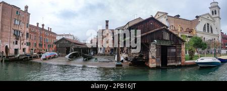 Venise, Italie - 14 novembre 2022 : atelier de gondole de Squero San Trovaso Banque D'Images