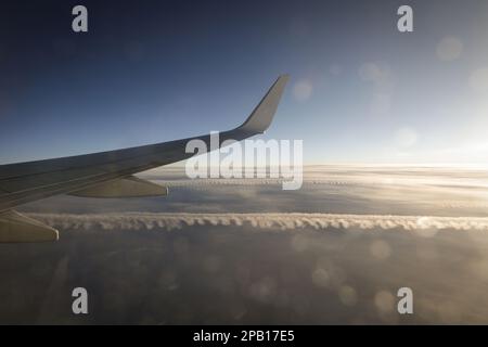 Les compagnies aériennes commerciales avion au-dessus des nuages très tôt le matin avec des fusées éclairantes. Banque D'Images