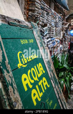 Venise, Italie - 15 novembre 2022 : Librairie Acqua Alta à Venise, Italie Banque D'Images