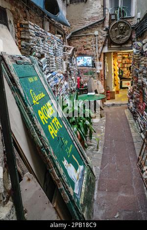 Venise, Italie - 15 novembre 2022 : Librairie Acqua Alta à Venise, Italie Banque D'Images