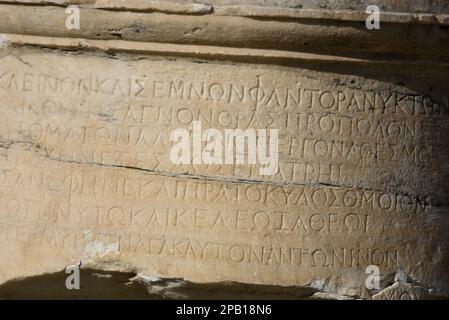 Ancienne inscription en marbre grec fragmentaire sur le site archéologique d'Eleusis à Attica, Grèce. Banque D'Images