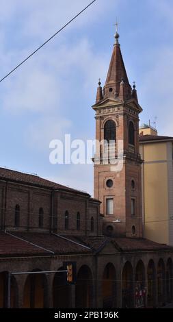 Bologne, Italie - 16 novembre 2022 : église Parrochia Mascarella et via Irnerio Banque D'Images