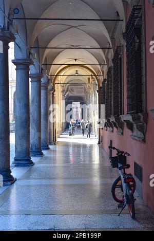 Bologne, Italie - 16 novembre 2022 : portiques traditionnels, arcades couvertes, dans les rues de Bologne Banque D'Images