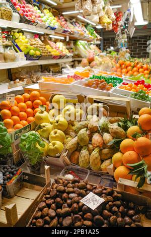 Bologne, Italie - 16 novembre 2022 : fruits et légumes frais en vente au Mercado delle Erbe Banque D'Images