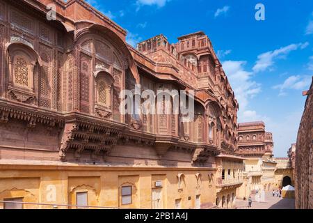 Jharokha, fenêtre en pierre projetant du mur, dans un étage supérieur, surplombant le fort Mehrangarh, Jodhpur, Rajasthan, Inde. Jhanki Mahal, pour le wom royal Banque D'Images