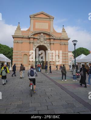 Bologne, Italie - 19 novembre 2022 : porte de la ville de Porta Galleria, Bologne Banque D'Images