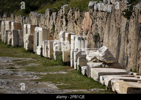 Paysage avec vue panoramique de l'ordre dorique Grand Propylaea l'entrée imposante du Sanctuaire de Demeter à Eleusis, Grèce. Banque D'Images