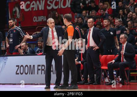 Milan, Italie. 09th mars 2023. Italie, Milan, mars 9 2023: Ettore Messina (entraîneur-chef de Milan Armani) parle à l'arbitre dans le 1st trimestre pendant le match de basket-ball EA7 Emporio Armani Milan vs Partizan Belgrade, Euroligue 2022-2023 round28 (photo de Fabrizio Andrea Bertani/Pacific Press/Sipa USA) Credit: SIPA USA/Alay Live News Banque D'Images