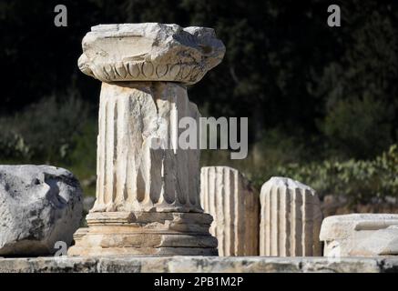 Paysage avec vue panoramique de l'ordre dorique Grand Propylaea l'entrée imposante du Sanctuaire de Demeter à Eleusis, Grèce. Banque D'Images