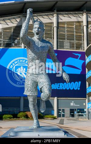 Statue de Sergio Aguero, par le sculpteur Andy Scott, au stade Etihad, Manchester, Angleterre, Royaume-Uni Banque D'Images