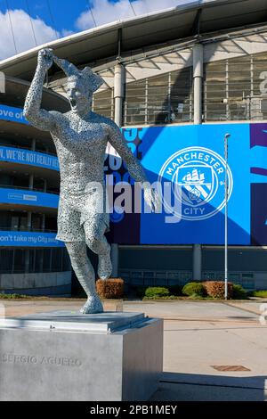 Statue de Sergio Aguero, par le sculpteur Andy Scott, au stade Etihad, Manchester, Angleterre, Royaume-Uni Banque D'Images