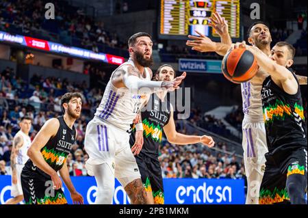 Madrid, Espagne. 12th mars 2023. Vincent Poirier (Real Madrid) en action pendant le match de basket-ball entre Real Madrid et Bilbao Panier valable pour le match 22 de la ligue espagnole de basket-ball appelé â&#X80;&#x9c;Liga Endesaâ&#X80;&#x9d; joué au Centre Wizink de Madrid le dimanche 12 mars 2023 crédit: Independent photo Agency/Alay Live News Banque D'Images