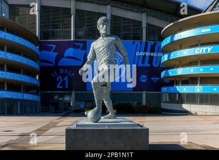 Statue de David Silva, par le sculpteur Andy Scott, au stade Etihad, Manchester, Angleterre, Royaume-Uni Banque D'Images