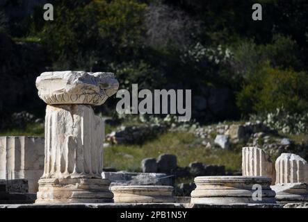 Paysage avec vue panoramique de l'ordre dorique Grand Propylaea l'entrée imposante du Sanctuaire de Demeter à Eleusis, Grèce. Banque D'Images