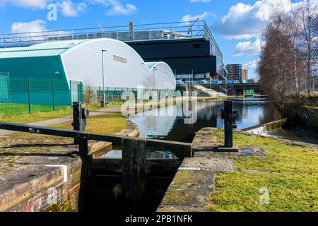 Le Manchester tennis Center et le Co-op Live Arena (en construction) près du canal Ashton, à côté du stade Etihad, Manchester, Angleterre, Royaume-Uni Banque D'Images