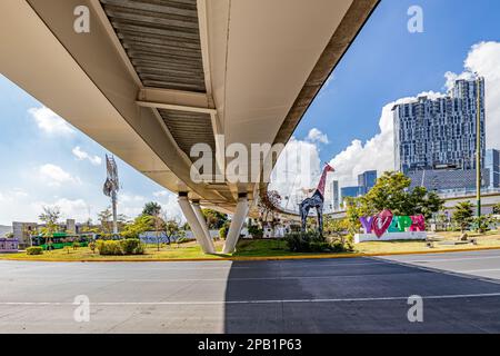 Zapopan, Jalisco Mexique. 1 janvier 2023. Point de vue du bas du pont automobile sur l'avenue Acueducto sans circulation, girafe et bâtiment moderne dedans Banque D'Images