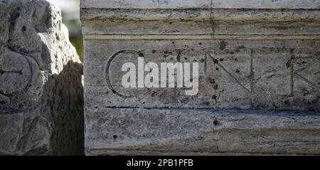 Ancienne inscription en marbre grec fragmentaire sur le site archéologique d'Eleusis à Attica, Grèce. Banque D'Images