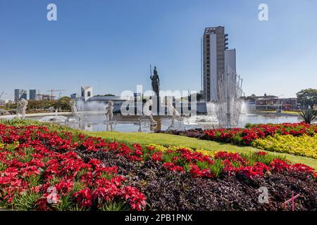 Guadalajara, Jalisco Mexique. 8 janvier 2023. Belvédère Minerva avec décoration de Noël et fleurs de poinsettia rouges, statue de la déesse romaine sur la fonderie Banque D'Images