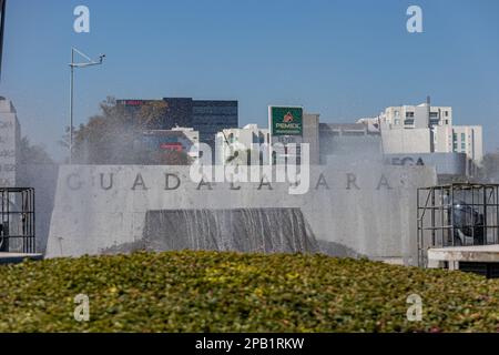 Guadalajara, Jalisco Mexique. 8 janvier 2023, mur avec inscription: Guadalajara à Glorieta Minerva fontaine contre ciel bleu, bâtiments en backgroun Banque D'Images