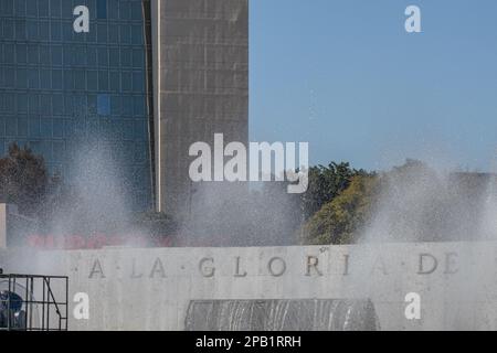 Guadalajara, Jalisco Mexique. 8 janvier 2023, mur avec inscription: À la gloire à Glorieta Minerva fontaine contre ciel bleu, bâtiments en arrière-plan, Banque D'Images